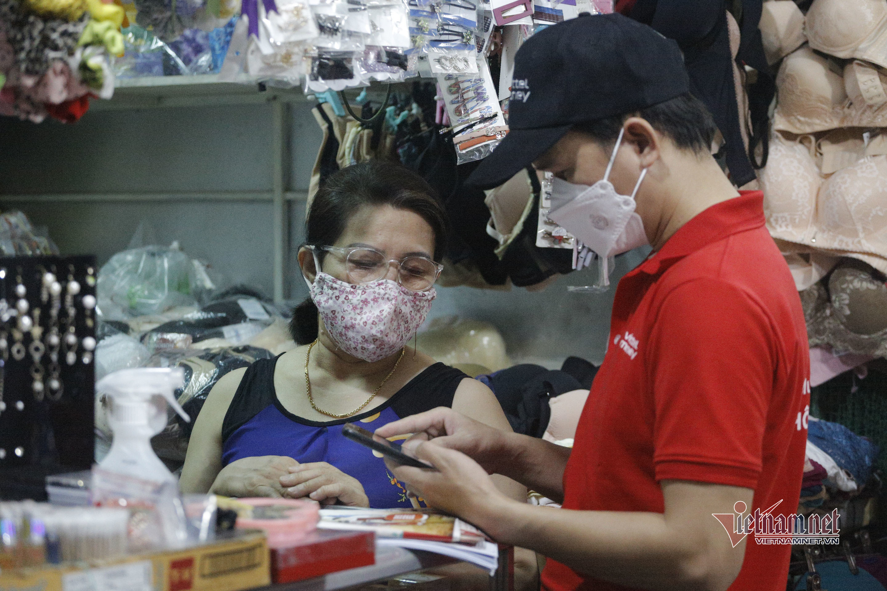 Người dân Quảng Nam đi chợ mua thoải mái không cần mang tiền