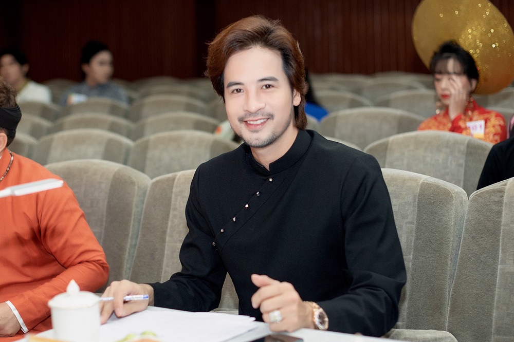 Actor Doan Minh Tai as judge of 'Graceful Ao Dai'