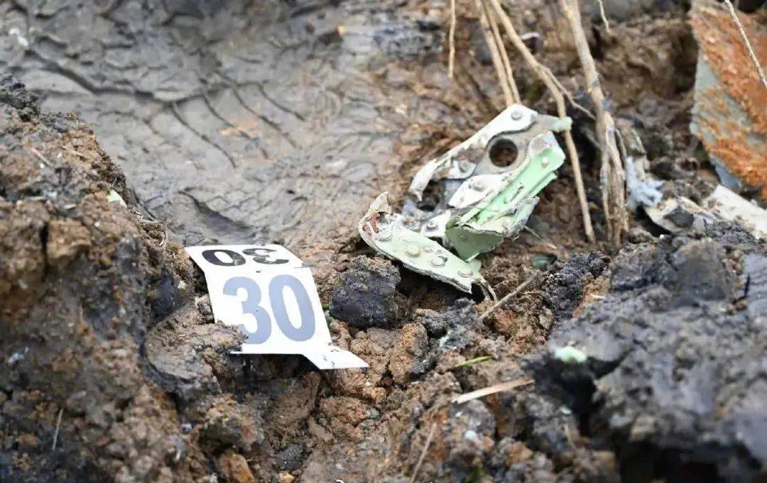 Many objects from the plane that crashed in China have been found
