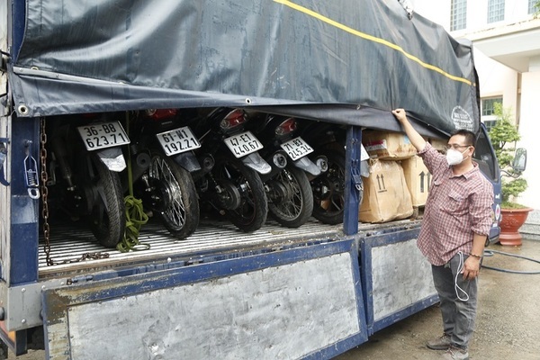 The group of people brought a truck carrying many stolen motorbikes to sell