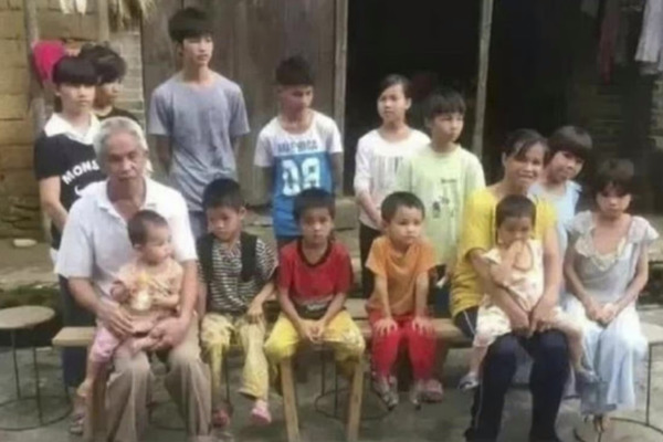 Trung Quốc phạt 11 quan chức vì để một gia đình sinh 15 con