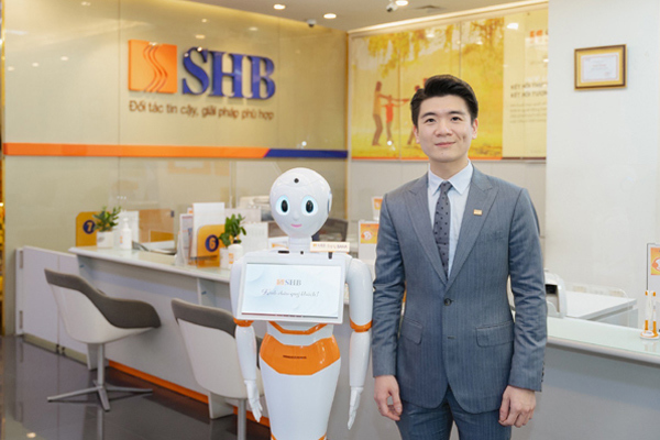 SHB dùng robot thông minh phục vụ khách đến giao dịch