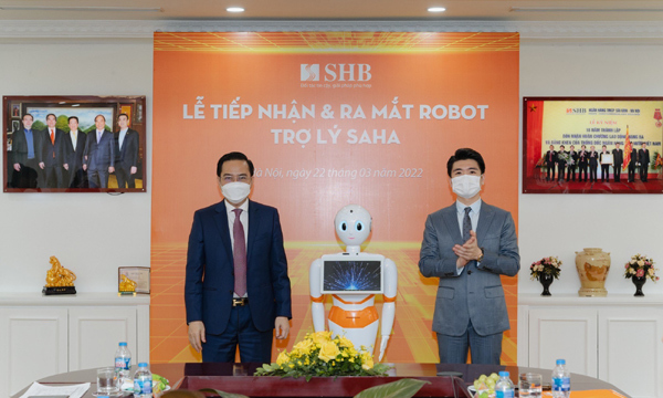 SHB dùng robot thông minh phục vụ khách đến giao dịch