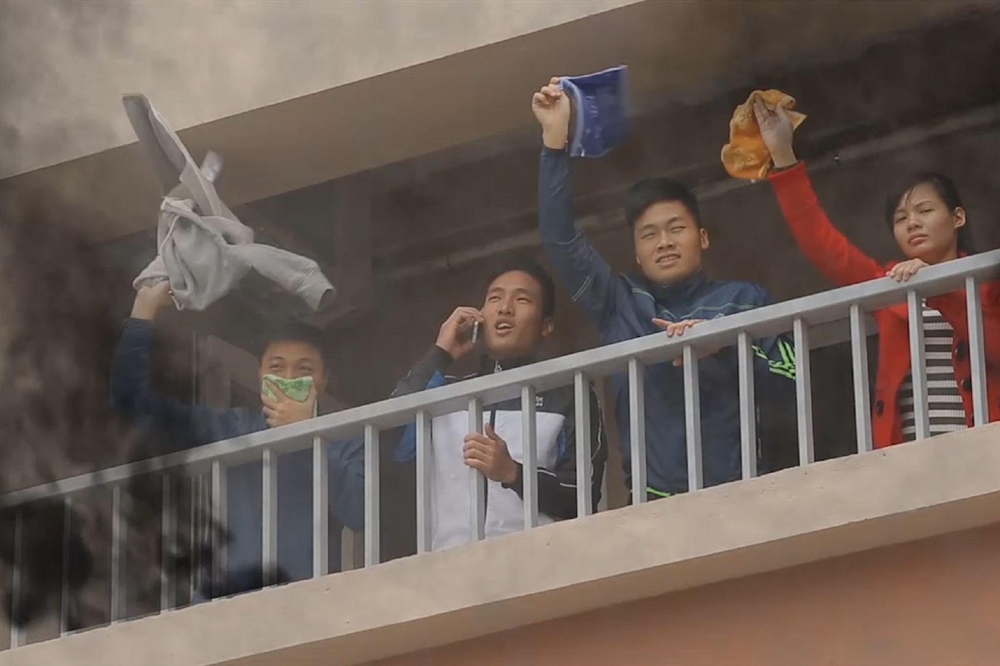 Cháy chung cư: Tuyệt đối không nhảy từ cửa sổ, ban công trên cao xuống