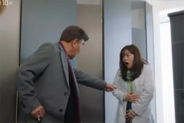 Hẹn hò chốn công sở tập 9: Ông nội bắt gặp cháu trai tình cảm với Ha Ri