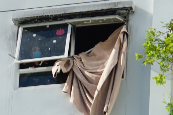 Giây phút hai mẹ con nhảy khỏi căn hộ chung cư rực lửa ở TP.HCM