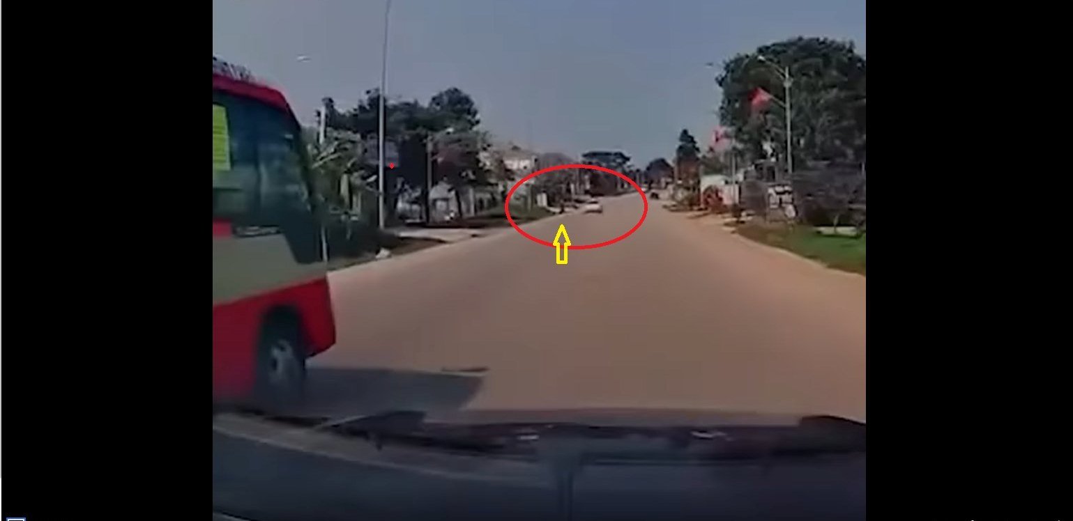 Hot situation: The driver quickly turned the steering wheel to avoid the motorbike crossing the road