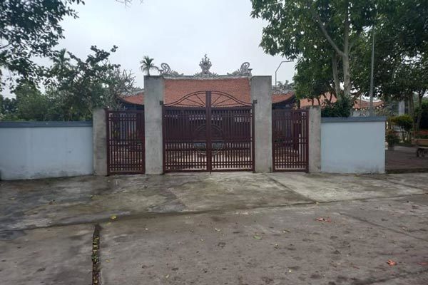 Hai Duong spoke out that the temple gate was demolished and replaced with an iron gate