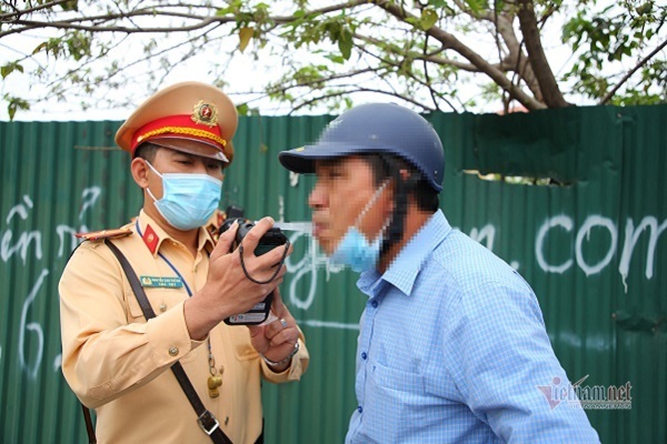 Uống lon bia giải khát, bị CSGT tuýt còi người đàn ông đổ tại 'Hà Nội mưa'