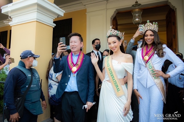 Hoa hậu Thuỳ Tiên diện mốt cắt xẻ táo bạo ở Peru