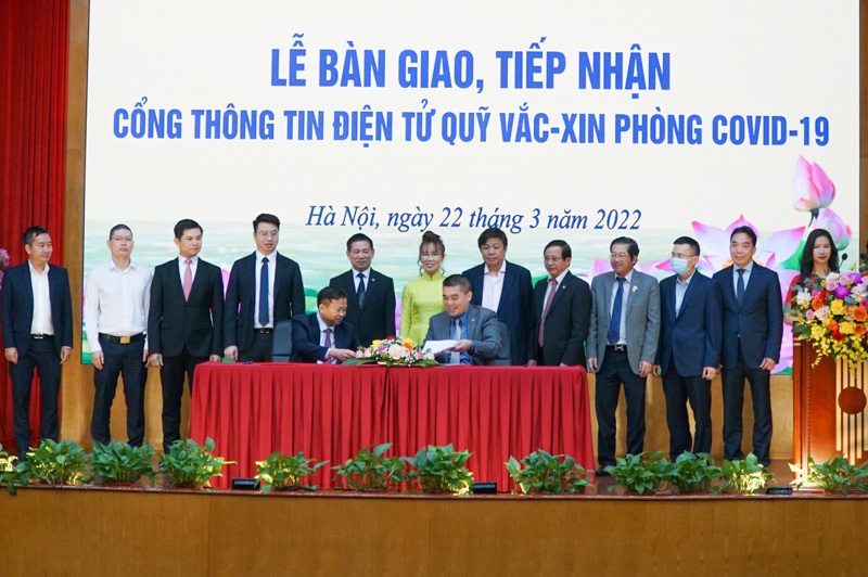 Bộ trưởng Tài chính trao Bằng khen cho Sovico về các đóng góp cho Quỹ Vaccine phòng COVID-19