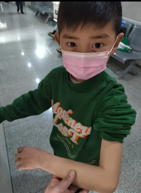 Boy draws 30 tubes of blood for mother's marrow donation test