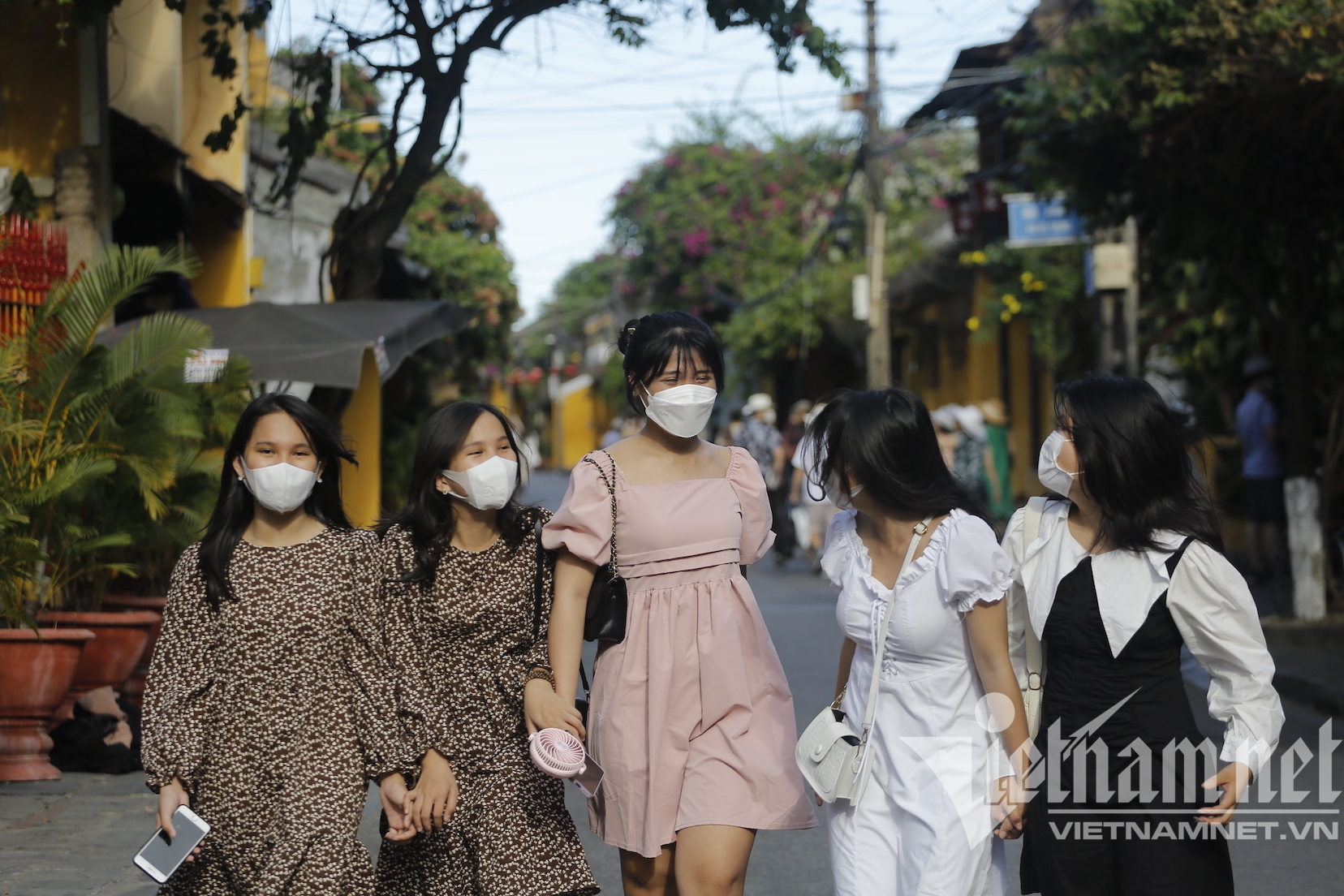 Hội An đông nườm nượp ngày giữa tuần, du khách đổ về đón loạt lễ hội 'siêu hot' - 1