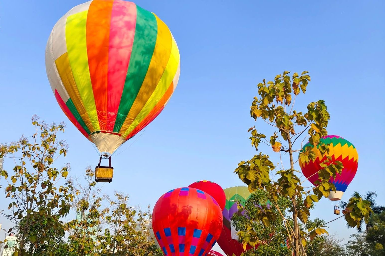 Cuối tuần này, du khách có thể trải nghiệm bay khinh khí cầu ngắm ...
