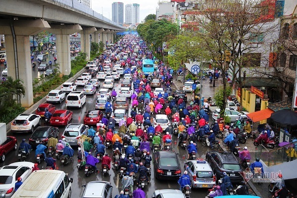 Ô tô giành hết các làn đường, xe máy 'bay' lên hè kiếm lối đi