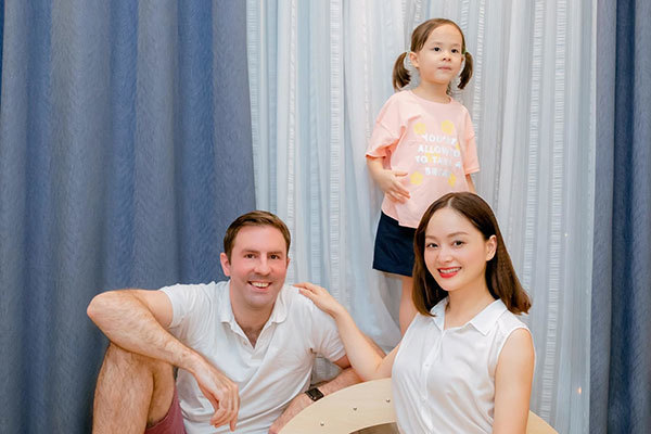 Gia đình hạnh phúc của Lan Phương và chồng Tây cao 2m
