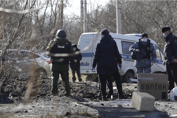 Pháo bắn từ Ukraine phá hủy nhà cửa ở Nga