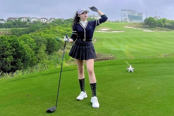 Pretty girls playing golf: You don’t have to go out to the field to ‘hunt’ the giants