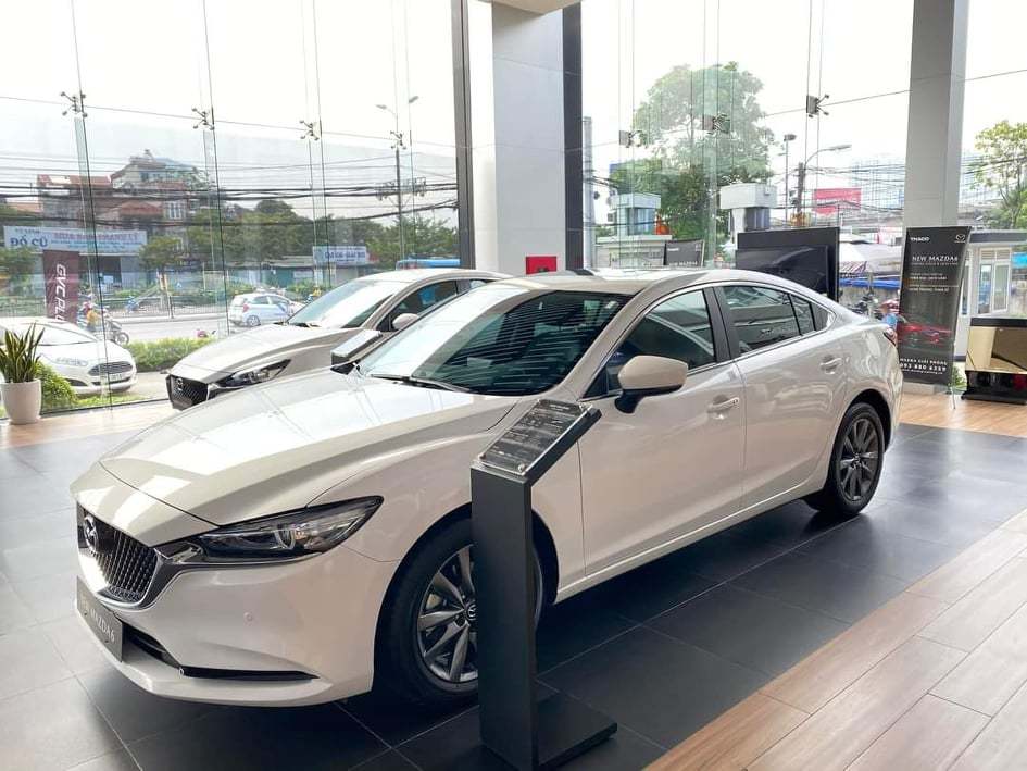 The price of the old Mazda 6 is in stock for liquidation, down to hundreds of millions of dong