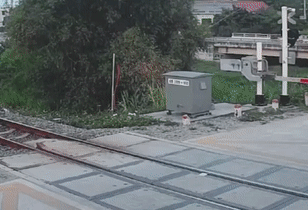 Cố băng qua đường sắt khi tàu đang đến, thanh niên bị tông tử vong