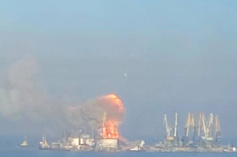 Huge fire in Berdyansk port in southeastern Ukraine, Kiev claims to have sunk a Russian ship