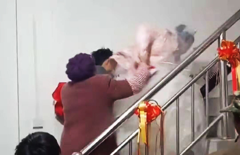 Mother-in-law and daughter-in-law struggled at the wedding, the reason everyone was bored