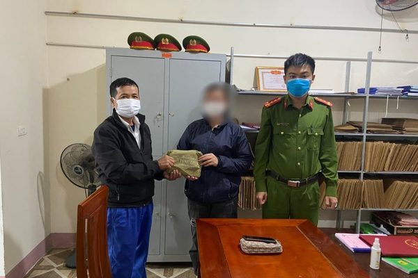 Cụ ông nhặt được 19 chỉ vàng, lập tức gọi loa tìm người đánh rơi