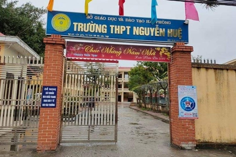 What did the Hai Phong Department of Education say about the case of two female students fighting at Nguyen Hue High School?