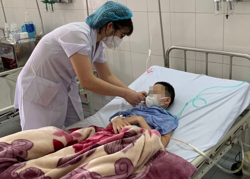 Mắc Covid-19 triệu chứng nhẹ, 2 tuần sau bé trai bị tràn dịch màng phổi