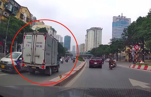 Nam Dinh BKS truck swam across the street in the opposite direction in the center of Hanoi