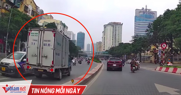 Nam Dinh BKS truck swam in the opposite direction right in the center of Hanoi