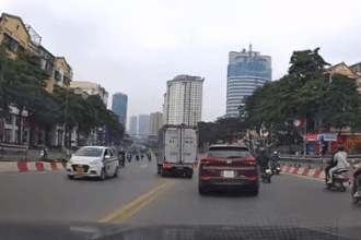 Xe tải BKS Nam Định nghênh ngang đi ngược chiều giữa trung tâm Hà Nội
