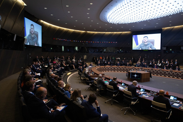Ukraine urges NATO to help, US sanctions 300 Russian officials