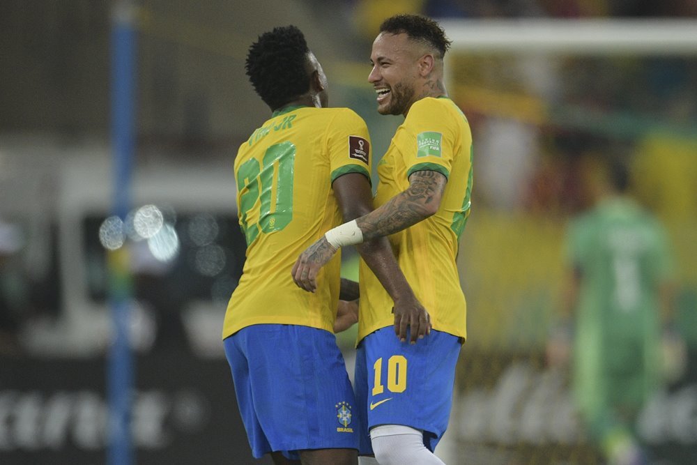 Neymar châm ngòi, Brazil đẩy Chile vào đường cùng