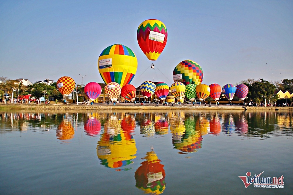Du khách thích thú được bay khinh khí cầu, ngắm Hội An từ trên cao