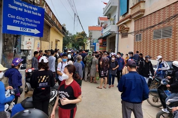 Vợ chồng chủ tiệm vàng quật ngã thanh niên mang dao, súng vào cướp