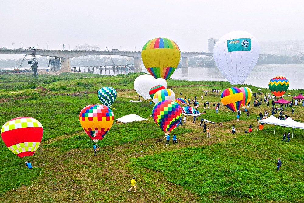 Khinh khí cầu lần đầu bay ở Hà Nội, dân Thủ đô mỏi tay check-in 'bầu trời rực rỡ'