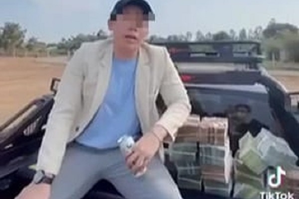 In the case of young people spreading money to 'feed the land', the President of Ba Ria-Vung Tau directed the fire