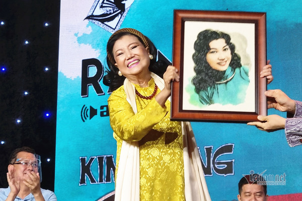 A precious gift from a true fan makes ‘wonder woman’ Kim Cuong shed tears