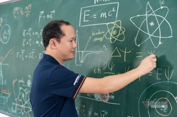 Young physics professor: 'triangle model' helps develop high-quality research