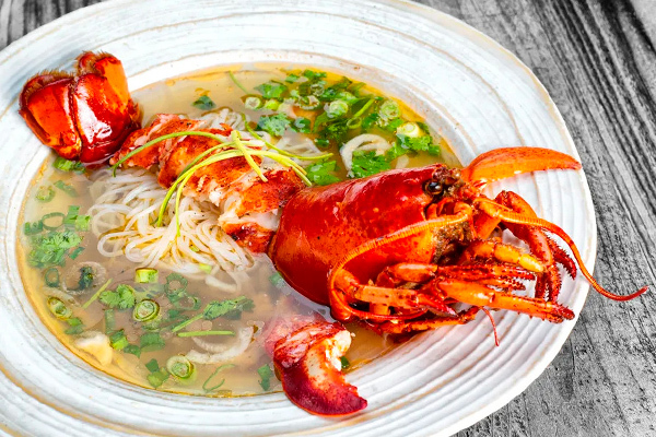 Bát phở tôm hùm giá 'một triệu sáu' nổi danh ở nhà hàng 'Quận 1'