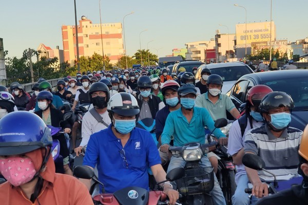 Thousands of cars inched every centimeter at the northwest gateway of Ho Chi Minh City on the weekend afternoon