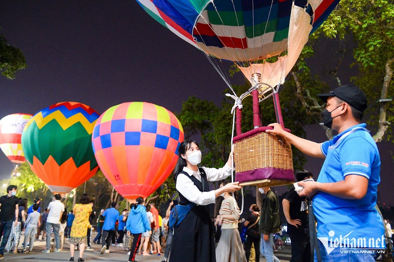 Thousands of people flock to Hoan Kiem Lake walking street to watch the giant hot air balloon