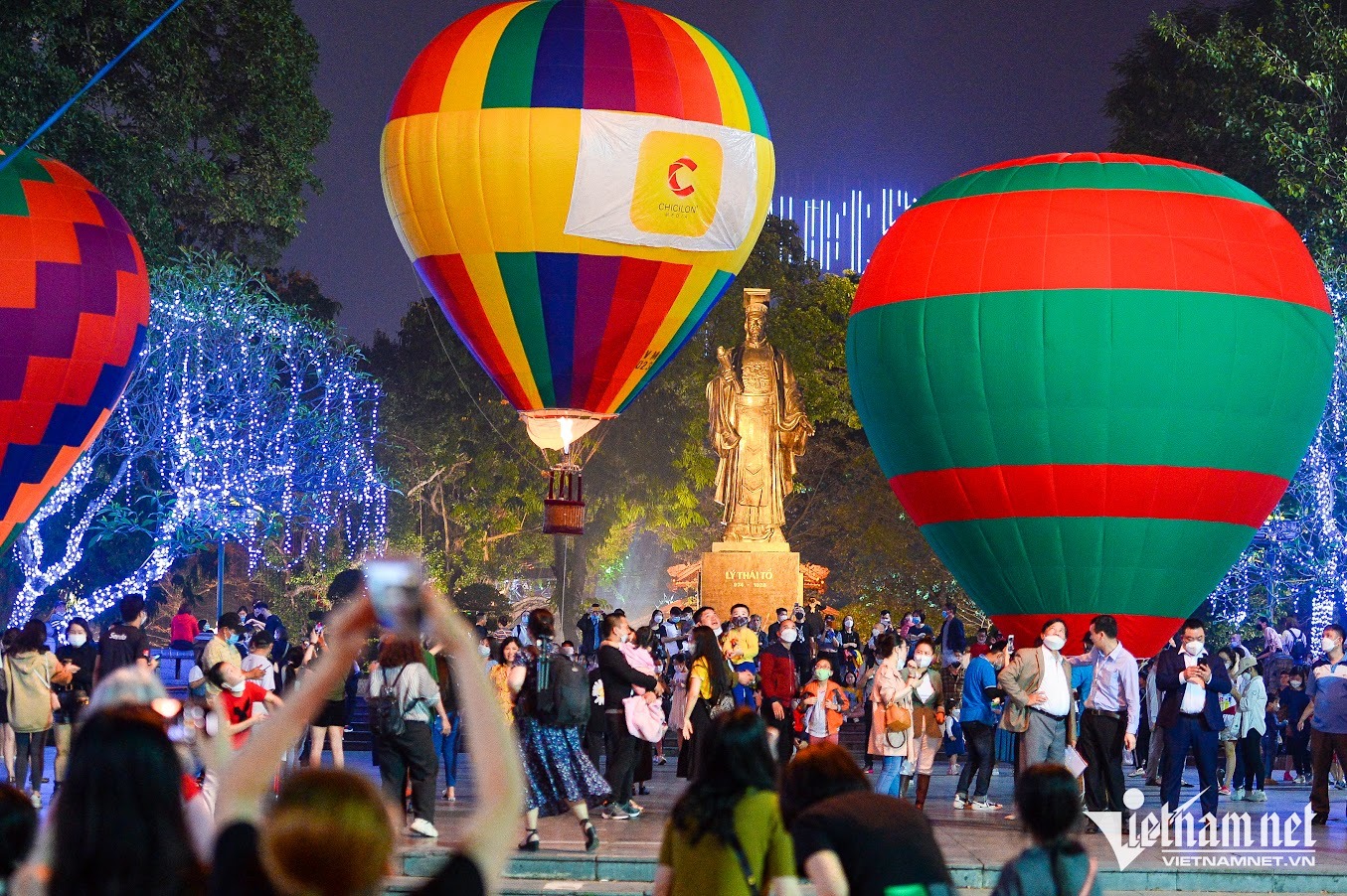 Thousands of people flock to Hoan Kiem Lake walking street to watch the giant hot air balloon
