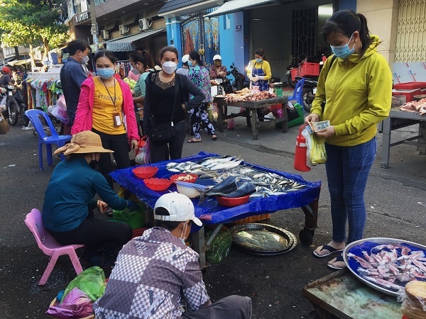 Mọi thứ quay cuồng tăng giá, công nhân cuốc bộ đi làm từ tờ mờ sáng