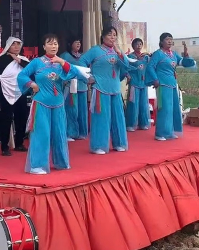 Happy dancing at the funeral of her biological father, the woman was criticized