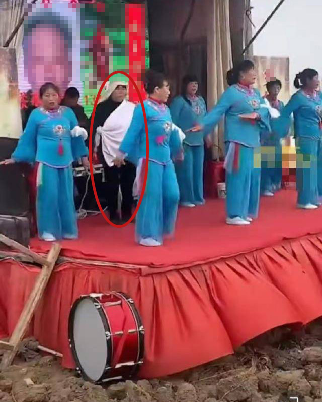 Happy dancing at the funeral of her biological father, the woman was criticized