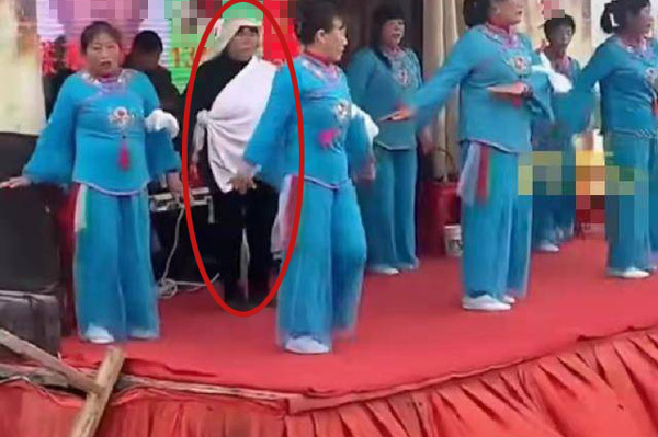 Happy dancing at the funeral of her biological father, the woman was criticized