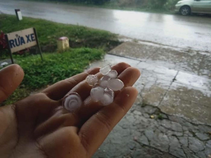 Two consecutive hailstorms in Thua Thien-Hue, the ball is the size of a palm