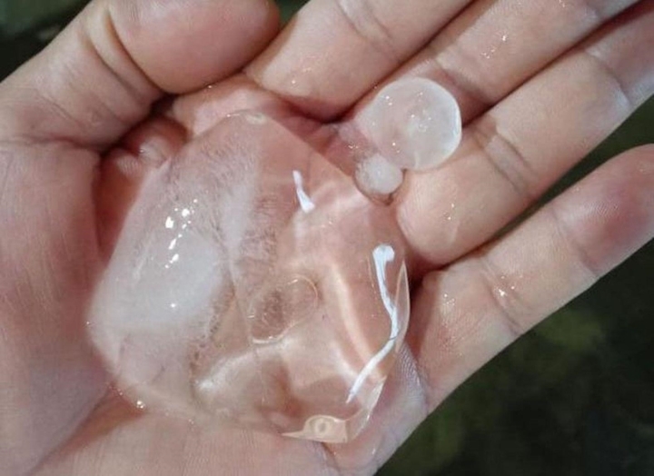 Two consecutive hailstorms in Thua Thien-Hue, the ball is the size of a palm